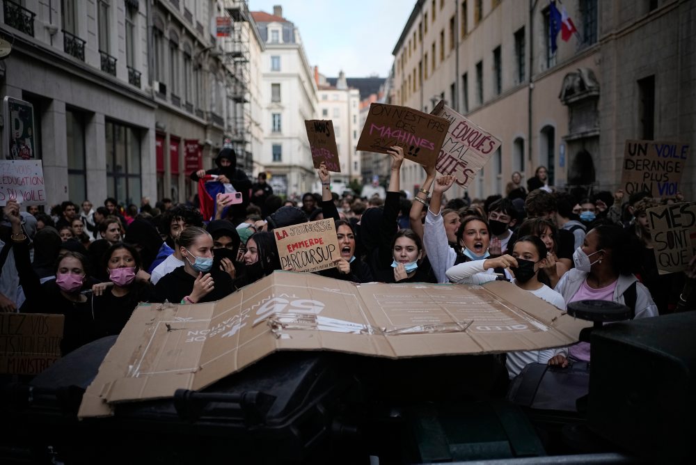 Protesty vo Francúzsku zasiahli podľa ministerstva viac než 560 škôl