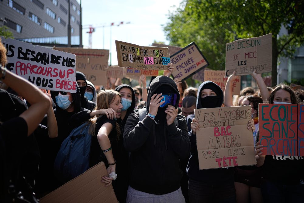 Protesty vo Francúzsku zasiahli podľa ministerstva viac než 560 škôl
