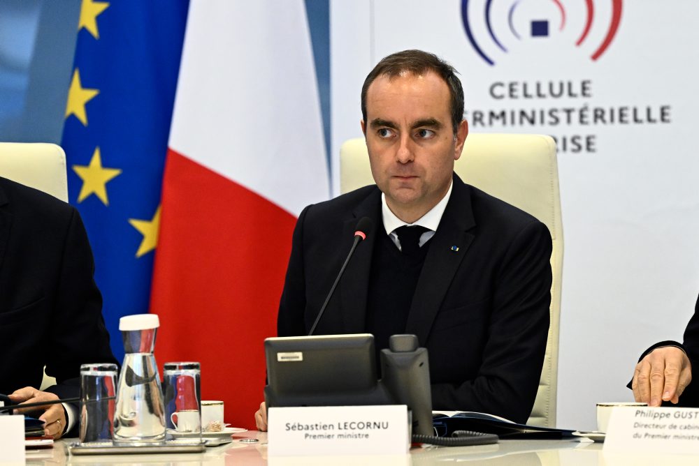 Francúzsky premiér volá po zákaze vychádzania v niektorých mestách
