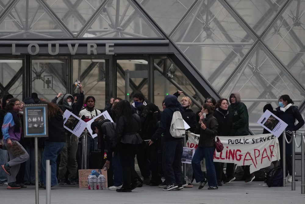 Paríž: Protestujúci zablokovali vstupy do múzea Louvre