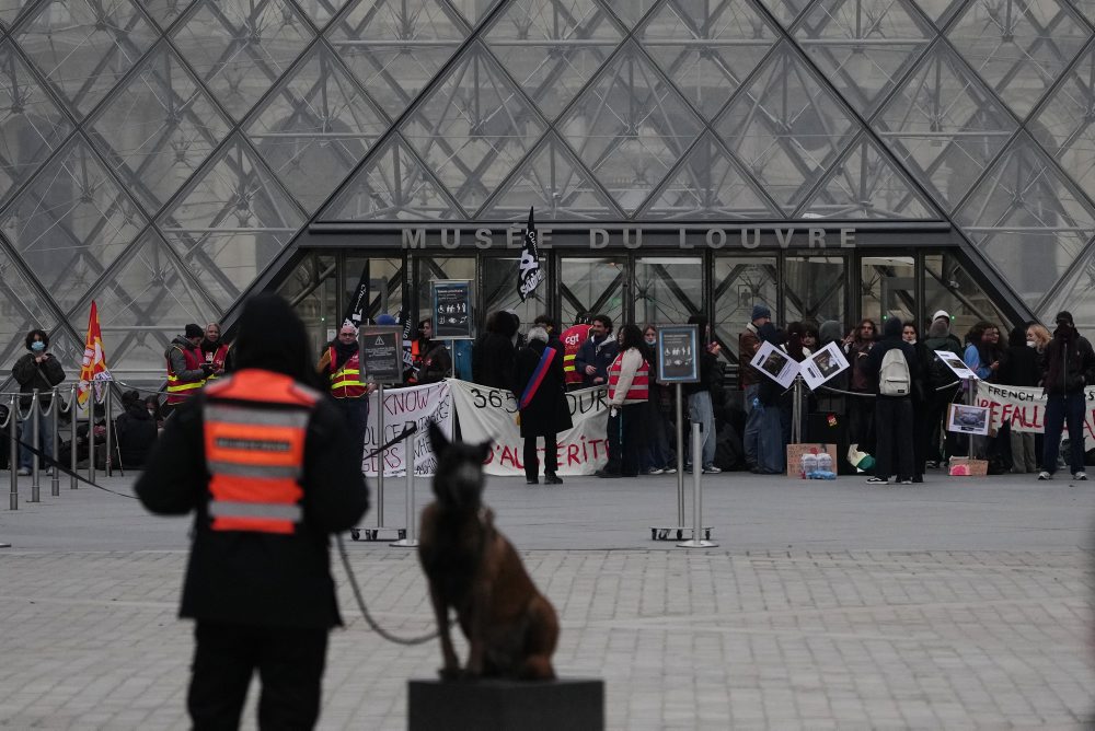 Paríž: Protestujúci zablokovali vstupy do múzea Louvre