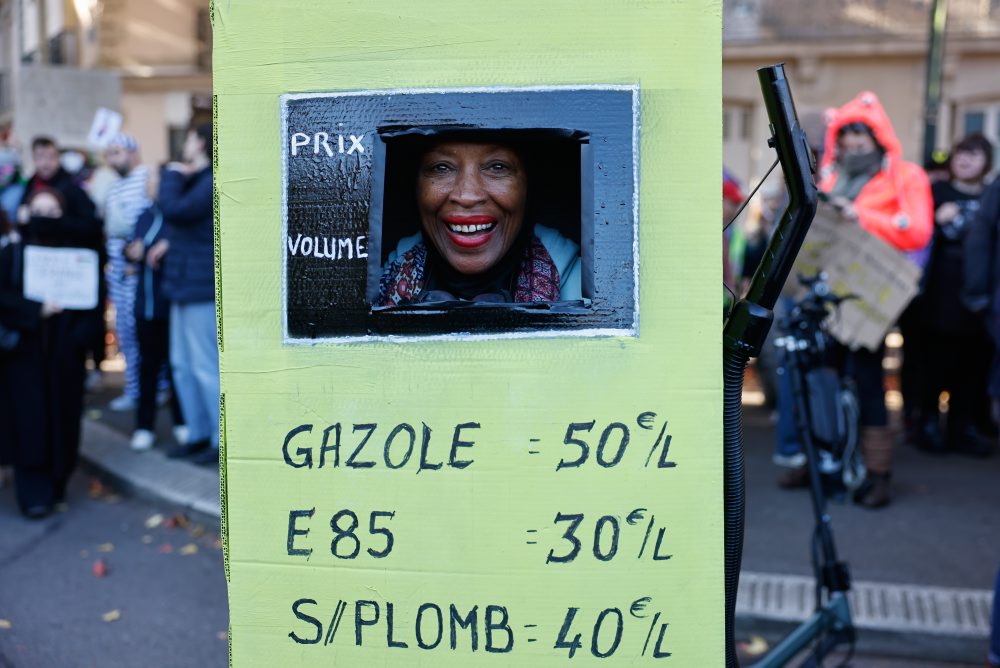 Protesty proti vysokým životným nákladom a financovaniu školstva