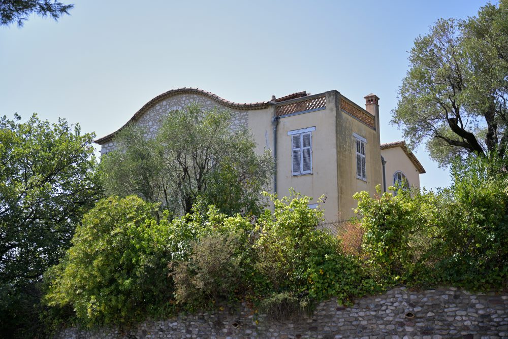 Francúzsko: Zlodeji ukradli z múzea Renoirove diela za takmer 9 miliónov eur