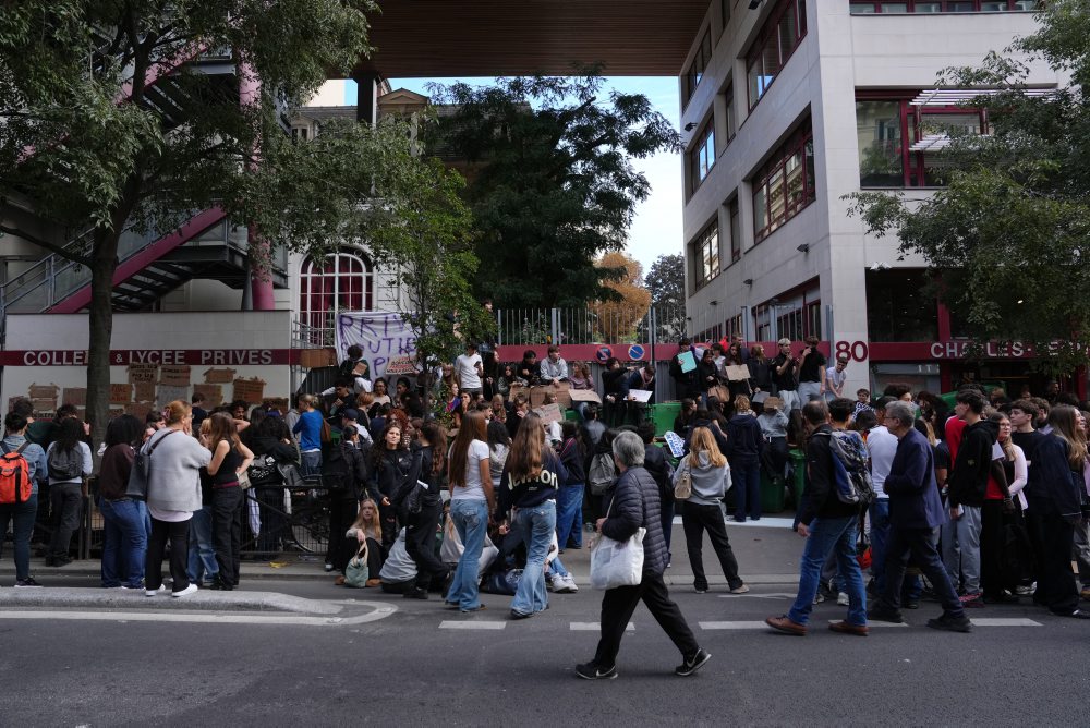 Študentské protesty obmedzili vyučovanie na stovkách stredných škôl