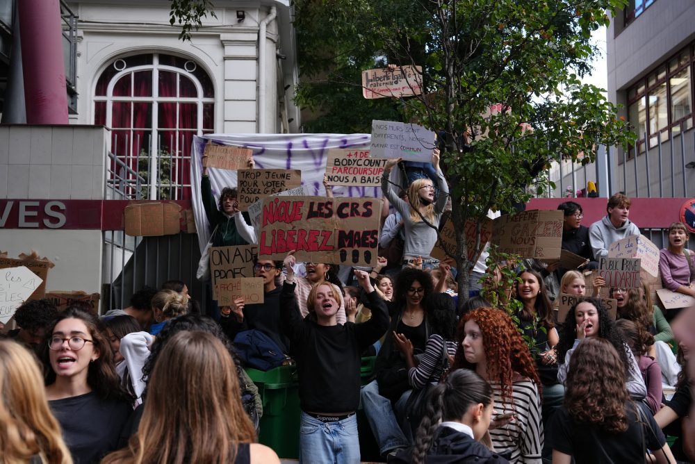 Študentské protesty obmedzili vyučovanie na stovkách stredných škôl