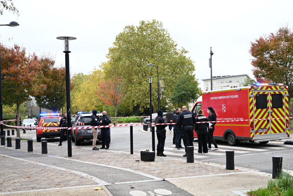 Strelec na predmestí Paríža zabil jednu osobu a štyri zranil