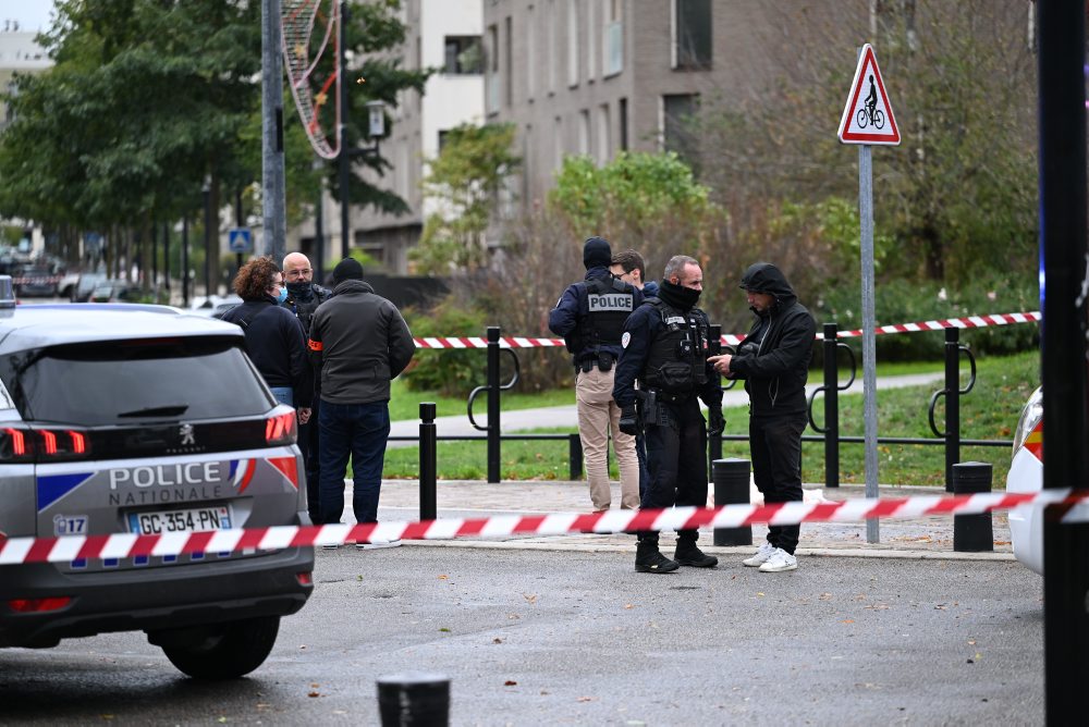 Strelec na predmestí Paríža zabil jednu osobu a štyri zranil