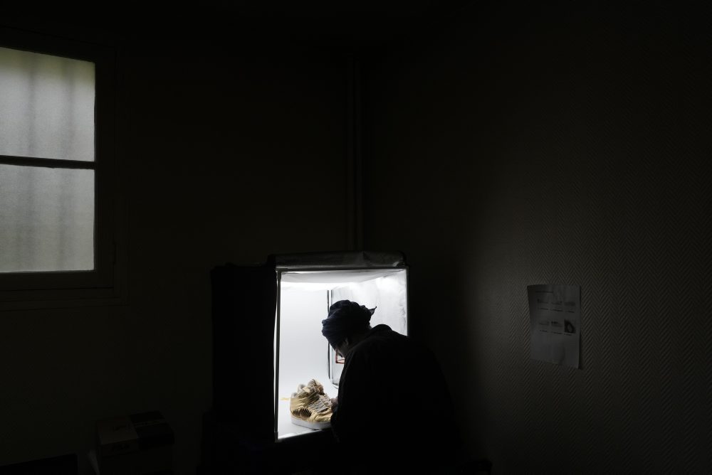 Nezisková organizácia vo Francúzsku bojuje proti plytvaniu, použitým teniskám dáva druhý život