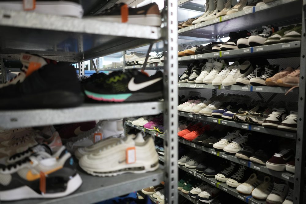 Nezisková organizácia vo Francúzsku bojuje proti plytvaniu, použitým teniskám dáva druhý život