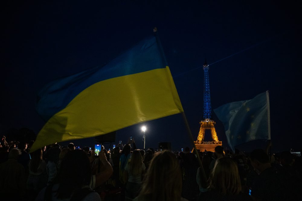 Osvetlená Eiffelova veža vo farbách ukrajinskej zástavy v Paríži