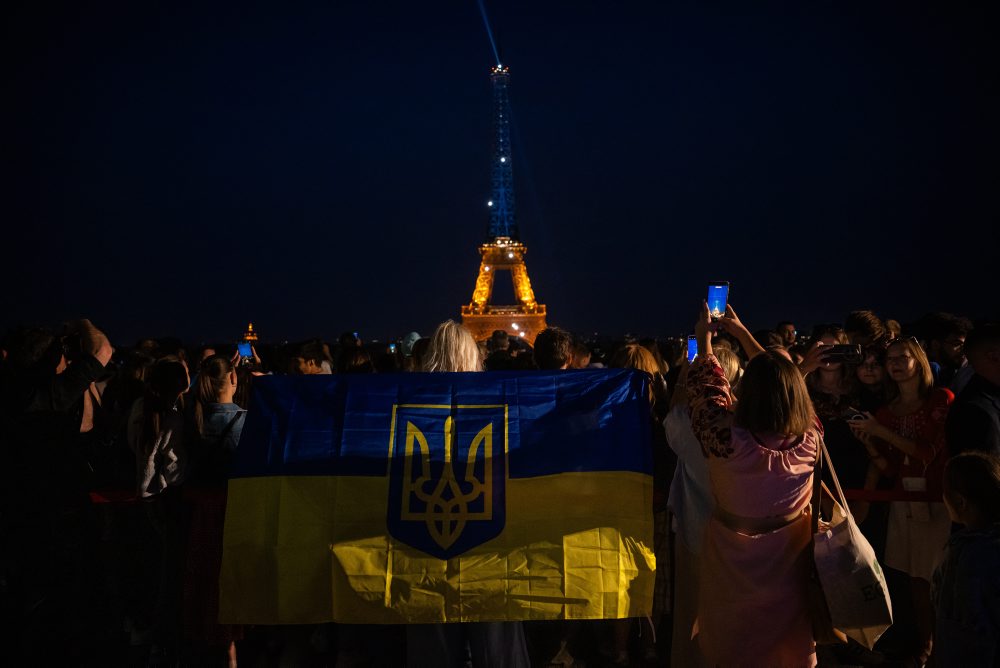 Osvetlená Eiffelova veža vo farbách ukrajinskej zástavy v Paríži