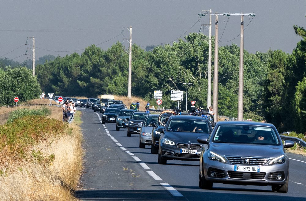 Stovky ľudí opúšťajú autami francúzsky polostrov pre lesné požiare