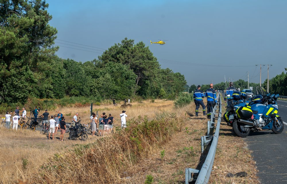 Stovky ľudí opúšťajú autami francúzsky polostrov pre lesné požiare