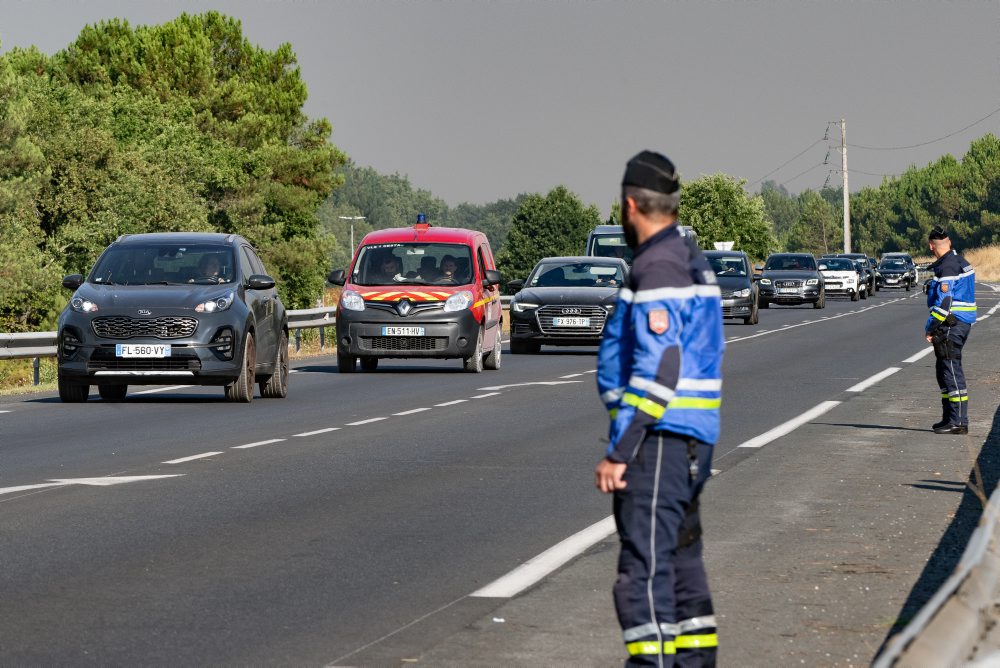 Stovky ľudí opúšťajú autami francúzsky polostrov pre lesné požiare