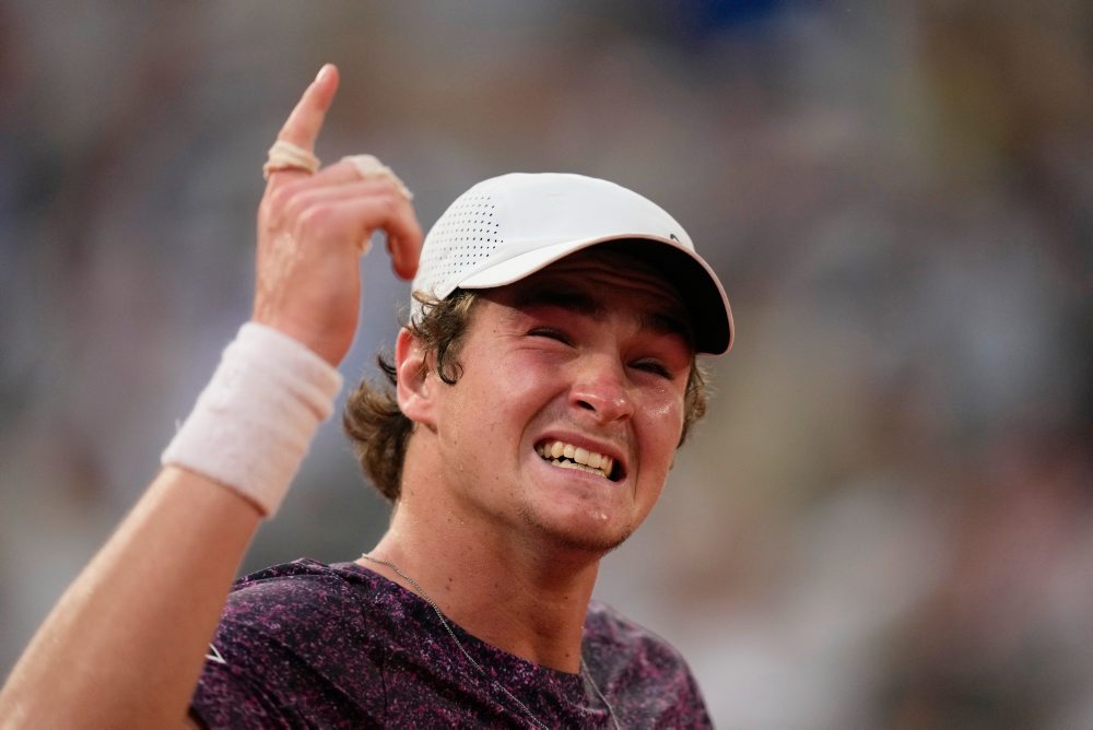 Brazílčan Joao Fonseca sa prebojoval do osemfinále na grandslame Roland Garros  