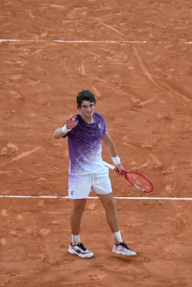 Brazílčan Joao Fonseca sa prebojoval do osemfinále na grandslame Roland Garros  