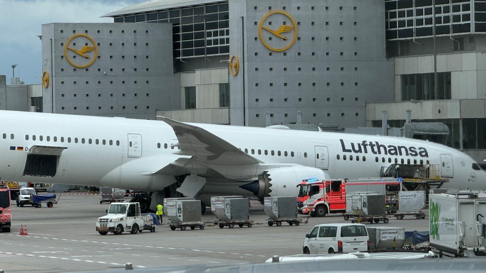 Boeingu zlyhal predný podvozok na letisku v Nemecku