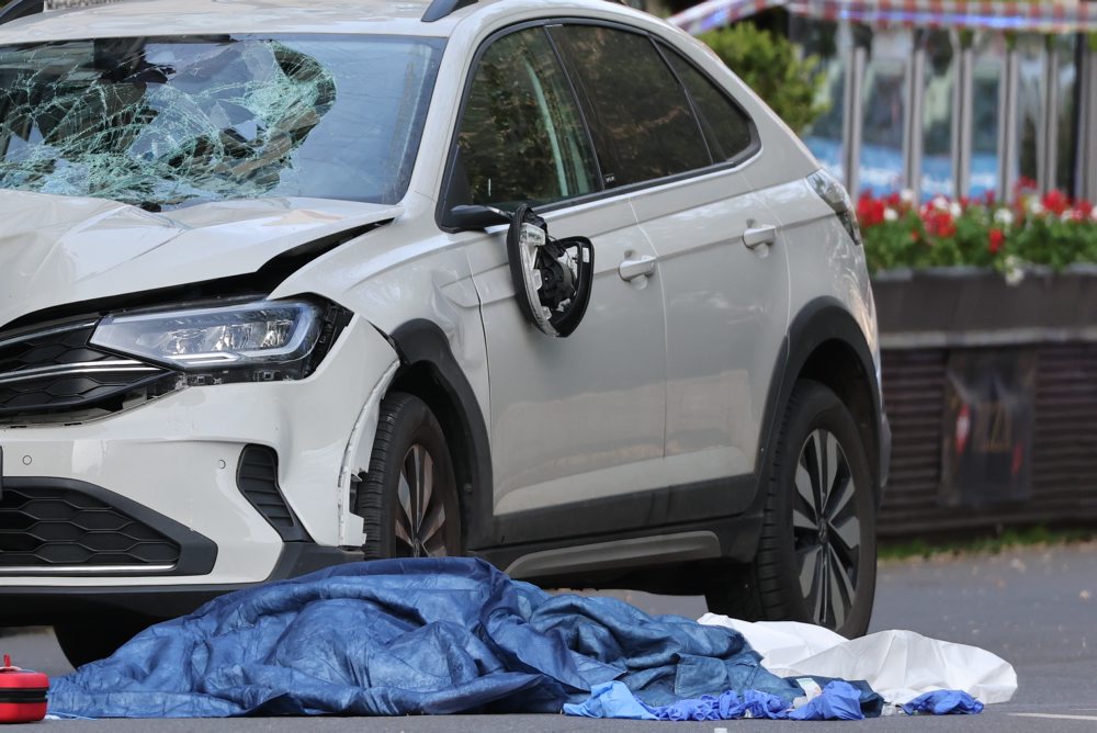 V Lipsku vrazilo do davu auto, hlásia dve obete
