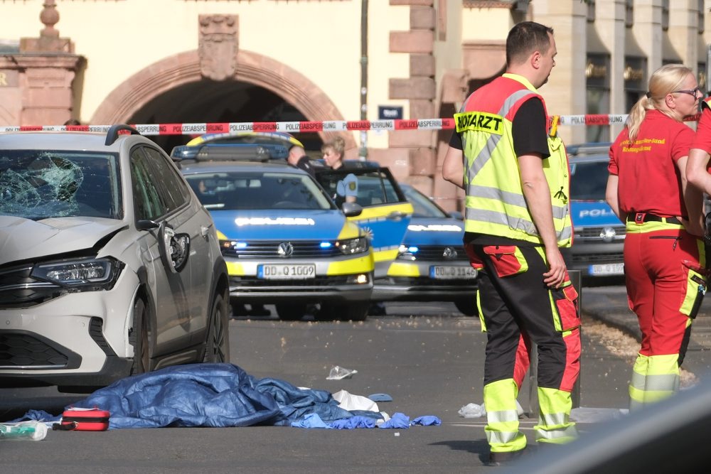 V Lipsku vrazilo do davu auto, hlásia dve obete