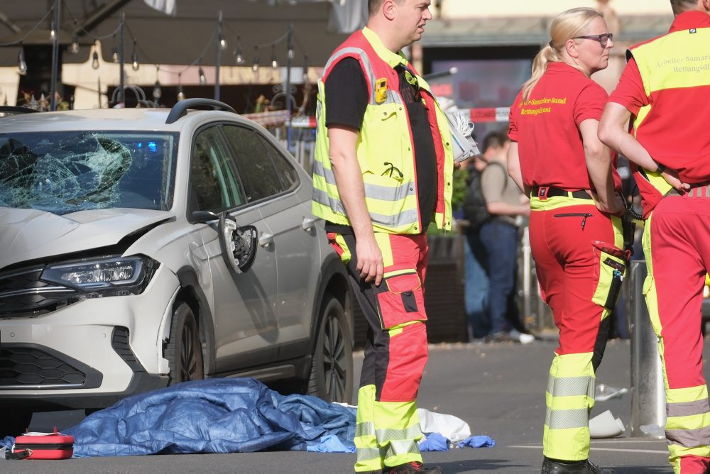 V Lipsku vrazilo do davu auto, hlásia dve obete