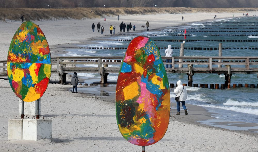 Inštalácia veľkonočných vajec na pláži pri Baltskom mori