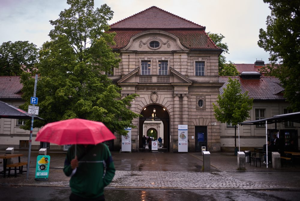 Amerického lekára nakazeného ebolou hospitalizovali v Berlíne
