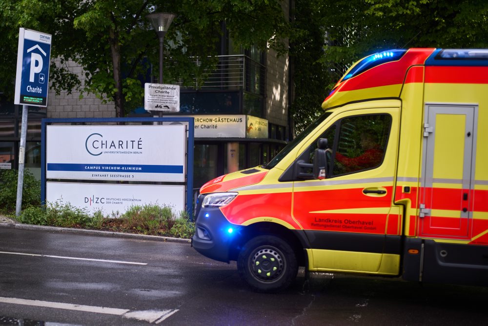 Amerického lekára nakazeného ebolou hospitalizovali v Berlíne