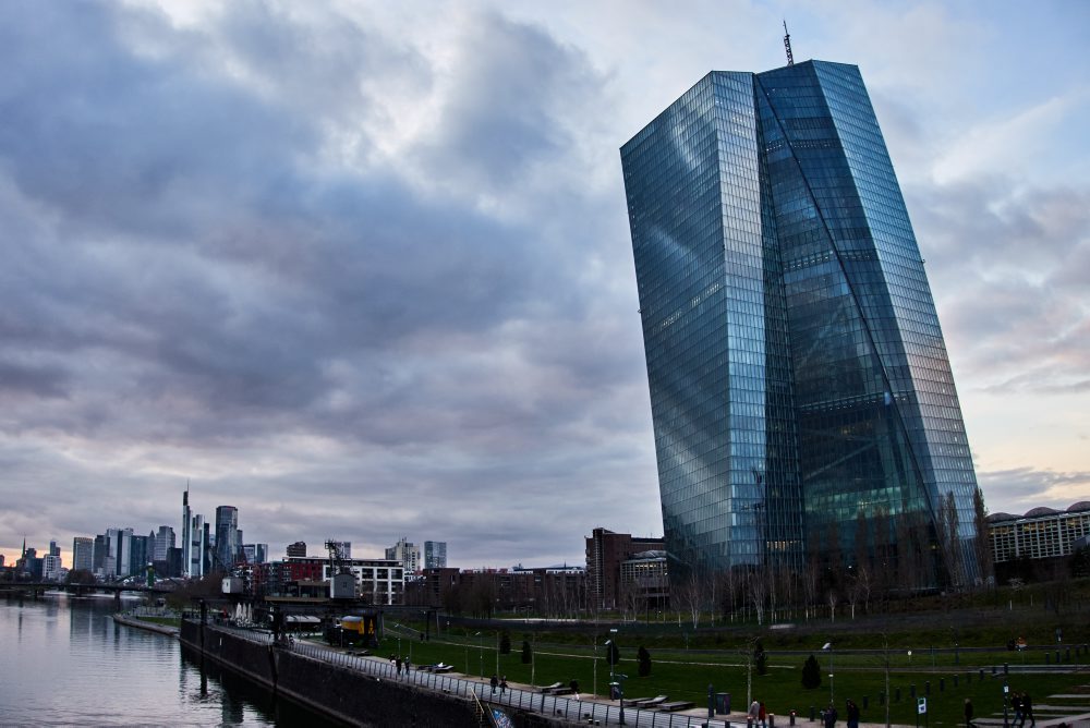ECB možno pristúpi k sprísneniu politiky, aj keď vysoká inflácia nebude dlhodobá
