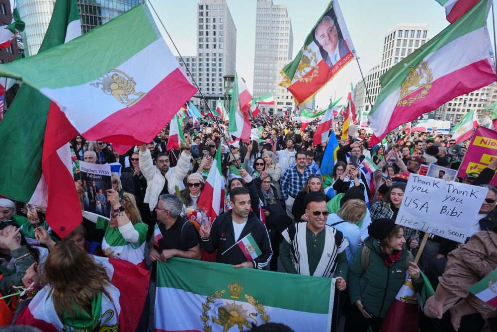 Iránci žijúci v Nemecku vyjadrovali svoju podporu americko-izraelských útokom na Irán