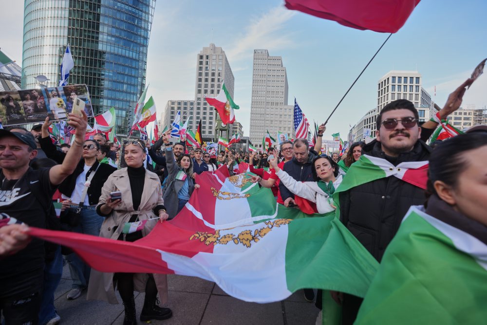 Iránci žijúci v Nemecku vyjadrovali svoju podporu americko-izraelských útokom na Irán