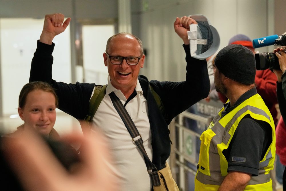 Prílet občanov na letisko vo Frankfurte z Dubaja 