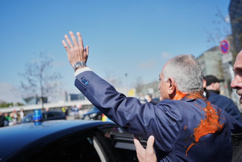 Rezá Pahlaví pricestoval na návštevu Nemecka, po tlačovej konferencii naňho zaútočili červenou tekutinou