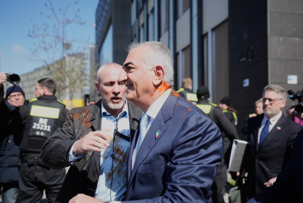 Rezá Pahlaví pricestoval na návštevu Nemecka, po tlačovej konferencii naňho zaútočili červenou tekutinou