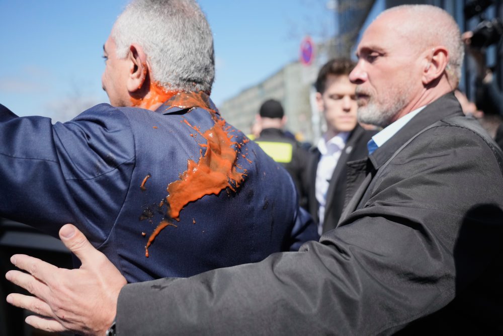 Rezá Pahlaví pricestoval na návštevu Nemecka, po tlačovej konferencii naňho zaútočili červenou tekutinou