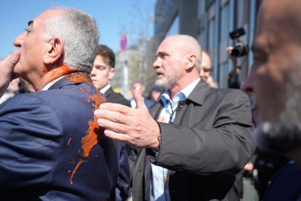 Rezá Pahlaví pricestoval na návštevu Nemecka, po tlačovej konferencii naňho zaútočili červenou tekutinou