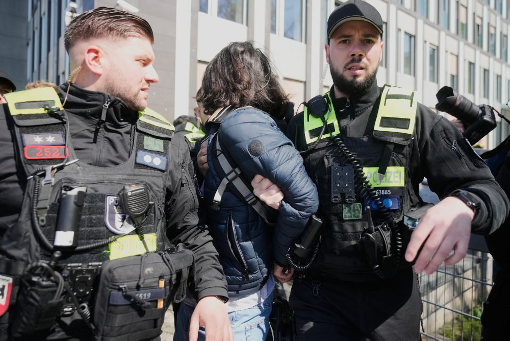 Zadržali podozrivého muža, ktorý zaútočil v Berlíne na Rezú Pahlavího červenou tekutinou