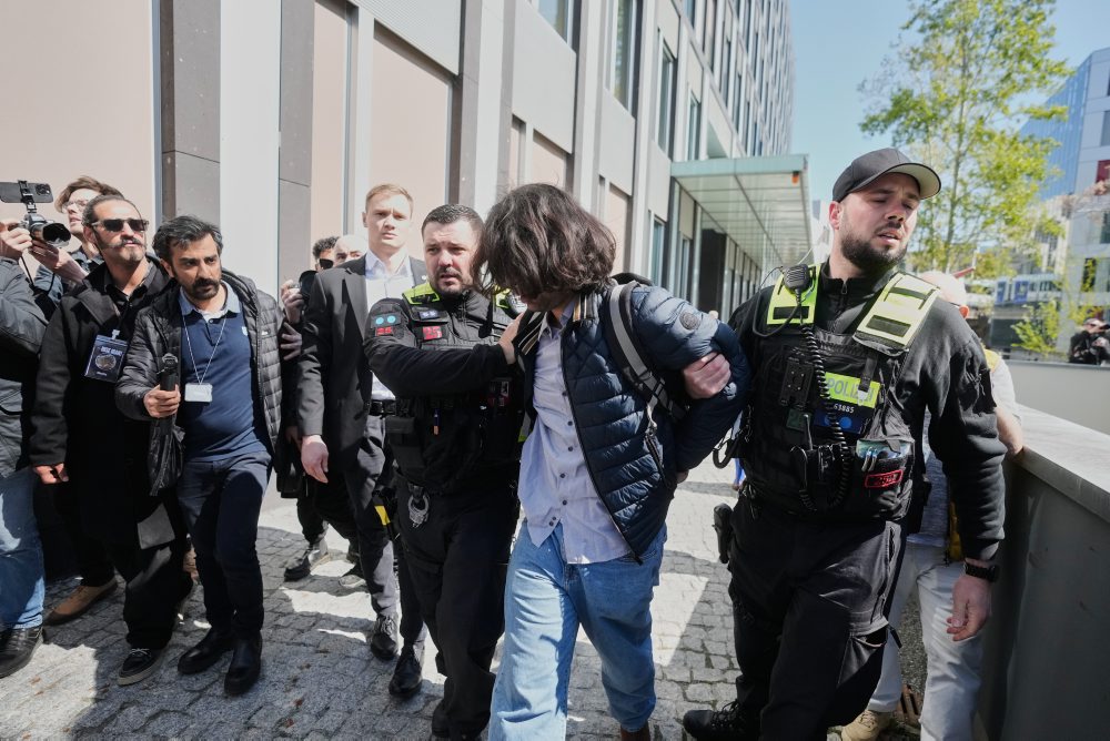 Zadržali podozrivého muža, ktorý zaútočil v Berlíne na Rezú Pahlavího červenou tekutinou