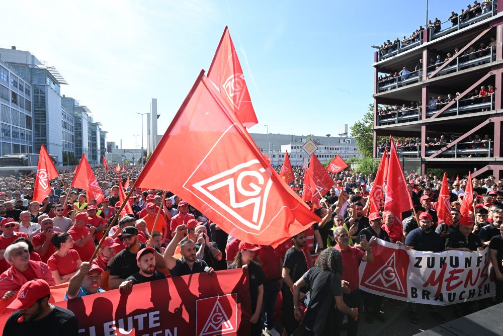 Zamestnanci skupiny Mercedes-Benz protestujú proti úsporným opatreniam