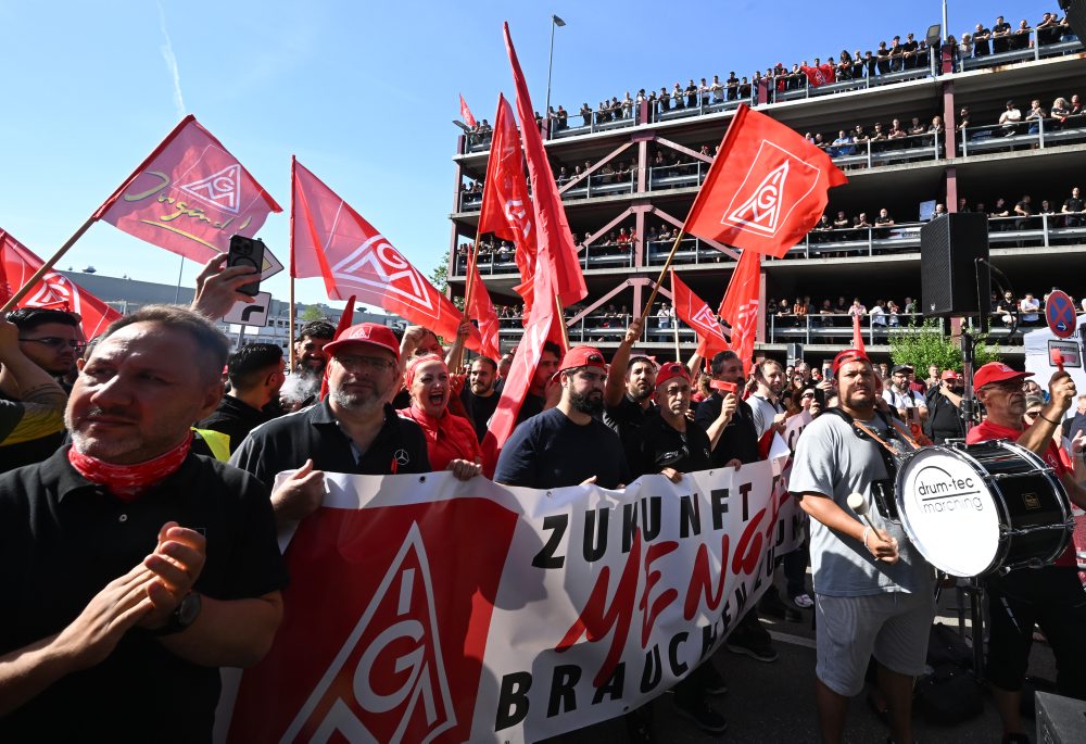 Zamestnanci skupiny Mercedes-Benz protestujú proti úsporným opatreniam