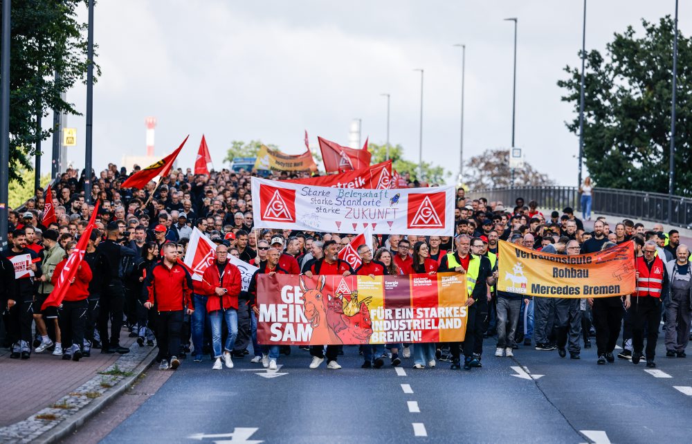 Zamestnanci skupiny Mercedes-Benz protestujú proti úsporným opatreniam