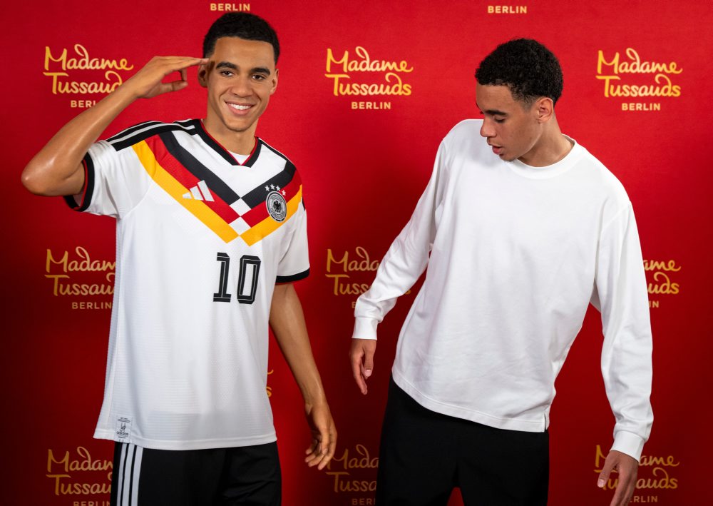 Vosková figurína nemeckého futbalistu Jamala Musialu 