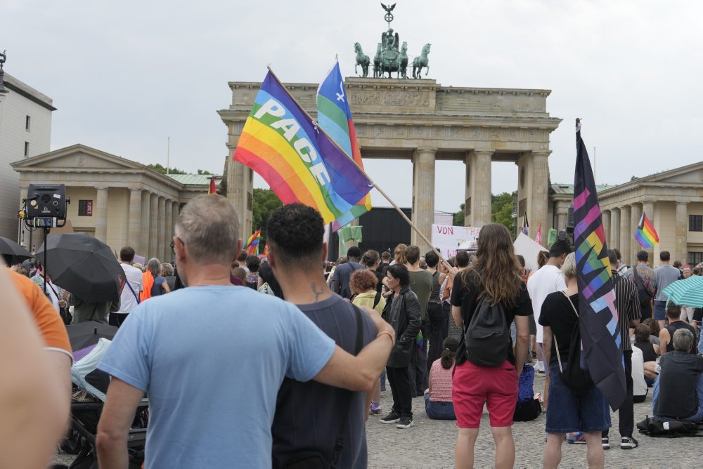 Zhromaždenie na podporu of LGBTQ+ komunity po útoku na berlínskom Pride 
