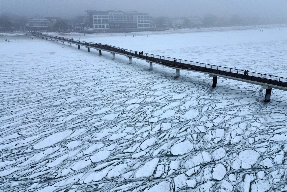 Zamrznuté Baltské more láka turistov na prechádzky