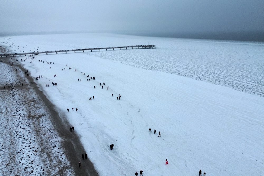 Zamrznutá časť Baltského mora láka turistov na prechádzky