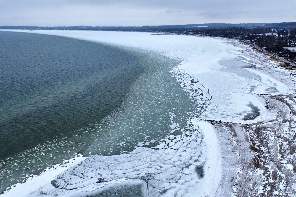 Zamrznuté Baltské more láka turistov na prechádzky
