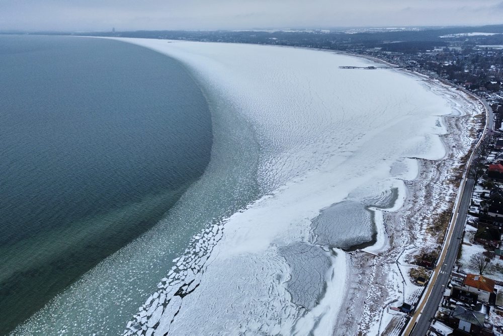 Zamrznuté Baltské more láka turistov na prechádzky