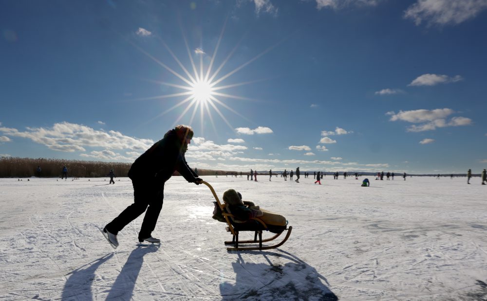 Korčuľovanie na zamrznutom jazere Federsee v Nemecku