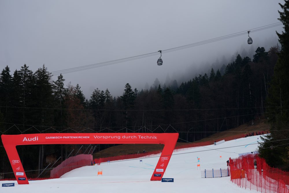 Super-G mužov v Garmisch-Partenkirchene pre hmlu zrušili