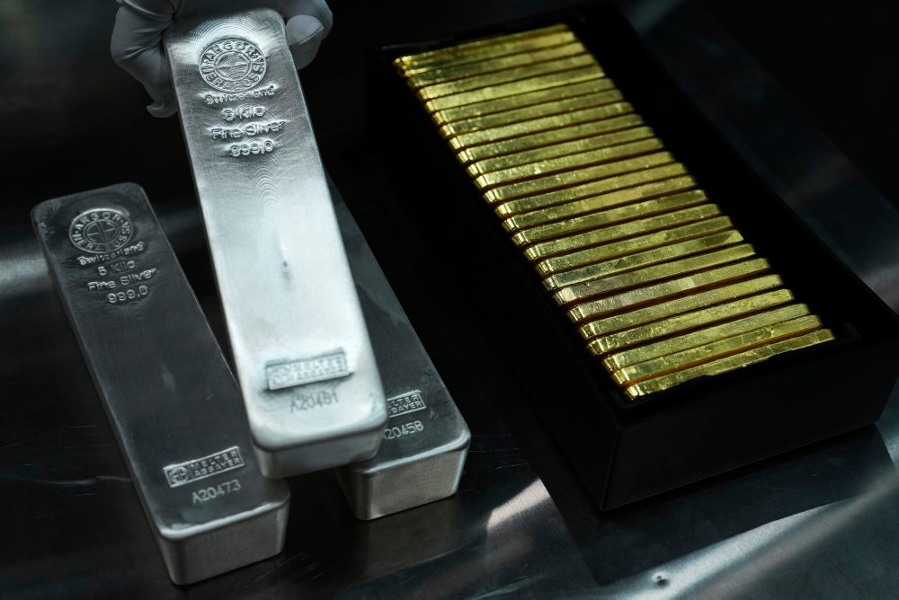 Zlato, striebro aj ďalšie drahé kovy sa po predchádzajúcom prepade zotavili