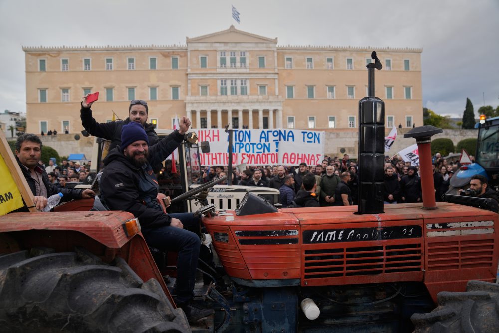 Pred budovou parlamentu v Aténach usporiadali farmári nočný protest